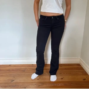 Snygga Levi’s jeans  - Fina lågmidjade jeans.  Midjemått(rätt över): 37cm, innerbenslängden: 76cm Skriv om ni har fler frågor 💕