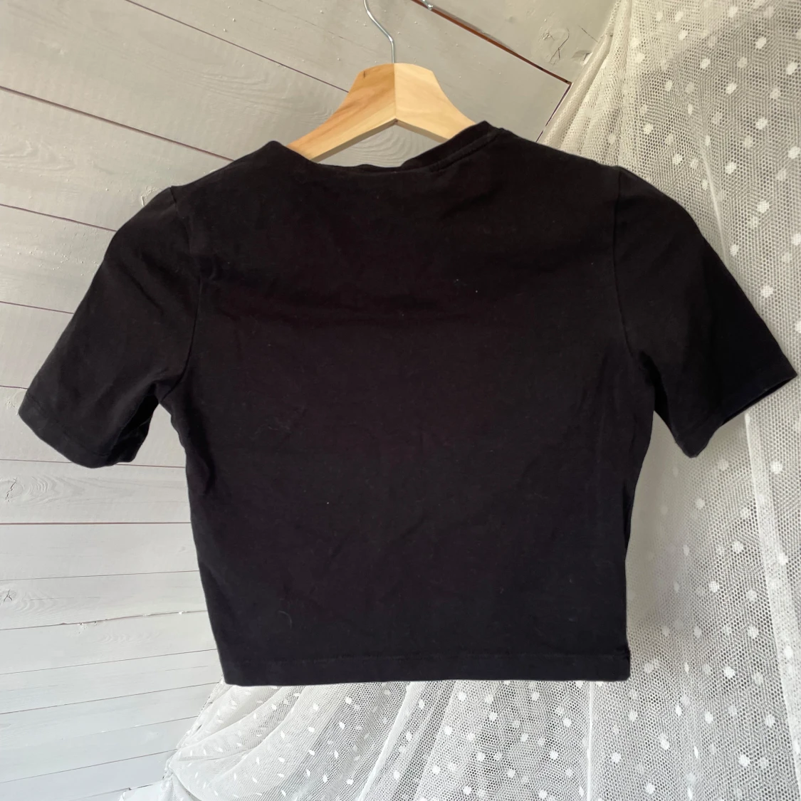 Svart croppad topp från Weekday - 90