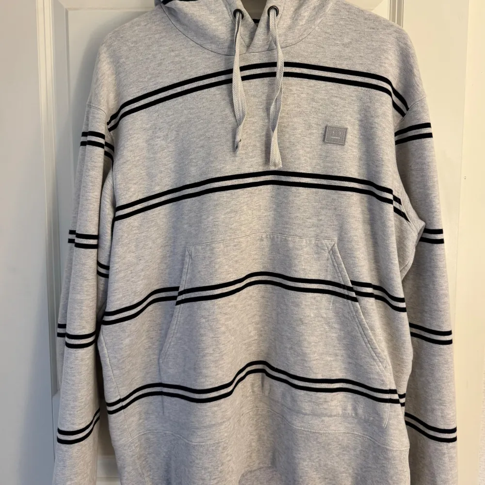 Acne hoodie i fint skick. Storlek M passar L. Original påse med kommer. Pris 699. Hoodies.