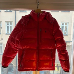 Polo Ralph Lauren vinterjacka - Aldrig fått så många komplimanger som med denna jacka. Storlek Small, passar 170-180cm. Bra skick. Har kvitto. Ordinarie pris: 6000kr. Hör av er om ni har några frågor!