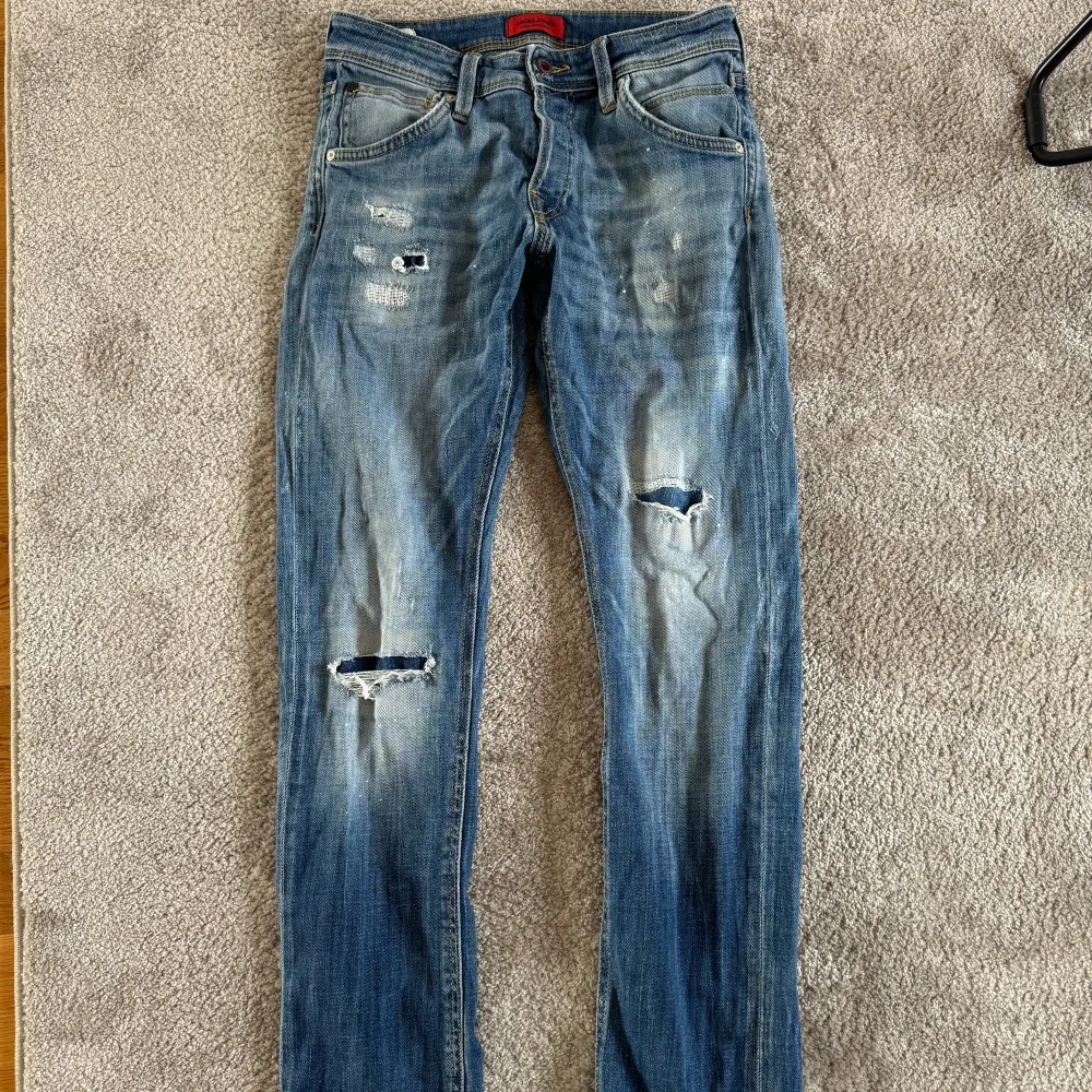 Riktigt feta Jack & Jones jeans till salu, fint skick storlek 28/30!🤩 riktigt feta slitningar!. Jeans & Byxor.