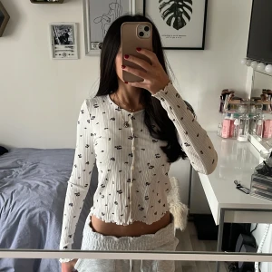 Blommig tröja  - Jättesöt blommig tröja med små knappar på som detalj💕💕 ribbat och stressigt material💕💕 passar xs-s