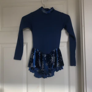 Konståknings klänning  - Jag säljer en konståknings klänning! Kan användas som tränings dräkt för att den är fodrad men också som tävlings klänning! Den är i super bra skick! Använd 1-2 gånger.