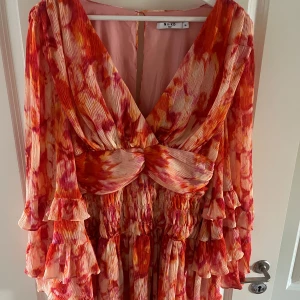 NAKD X Sanna Jörnvik klänning - Så snygg klänning. Använd en gång så inprincip helg ny 