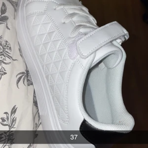 Skor - Stolek 37 aldrig använda finns i Enköping 