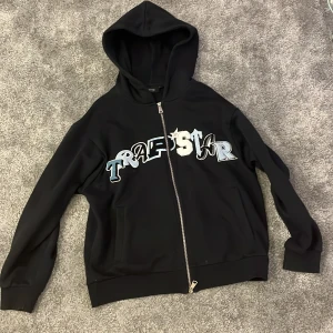 Trapstar zip hoodie - Skön trapstar hoodie, såklart äkta i storlek L, hör av dig vid frågor