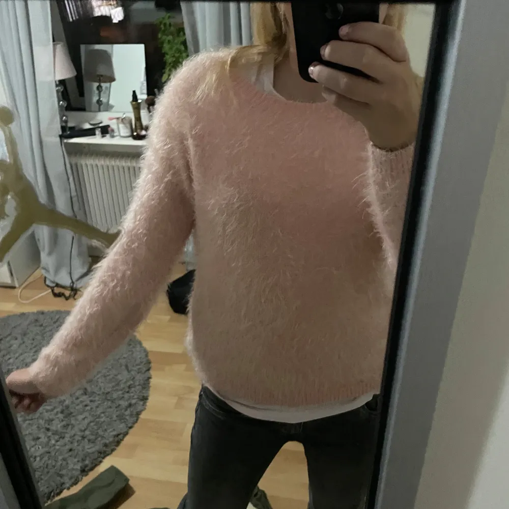 Säljer nu denna rosa stickade tröjan från forever 21! Fint skick och använd fåtals gånger(liten i storleken passar nån med xs/s). Tröjor & Koftor.