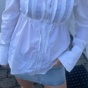 Skjorte med knyting - Fin hvit skjorte med moderne knyte element. Passar alle anledningar perfekt for høst!