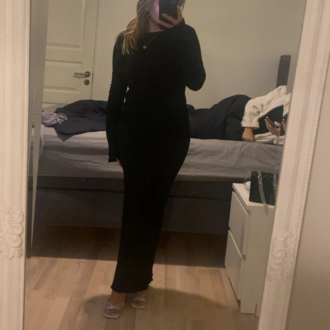 Svart klänning med öppen rygg - 90