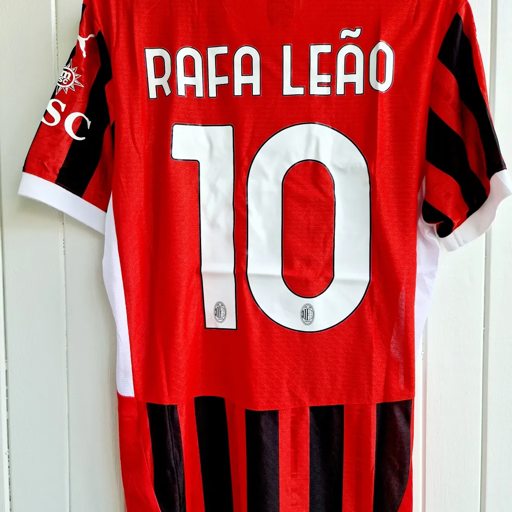 Säljer Milans matchtröja för årets säsong 2024/25 med Rafa Leao på ryggen. Tröjan är en reprint i nyskick med emblem mm av högsta kvalité. Tröjan är en player version. Tröjan är väldigt tajt i storleken. Storleken motsvarar mer medium än large.. Sportswear.