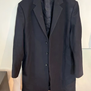 Rock! - Sjukt snygg rock i cashmere/ull från COS, knappt använd, mörkblå - perfekt för hösten.  Originalpris: 2000kr