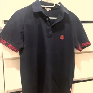 Moncler pike - Aldrig använd Moncler pikétröja, fick den i julklapp. Storlek m men passar S också Betalas via swish, jag skickar sedan det via PostNord. Kan gå ner i pris vid snabb affär