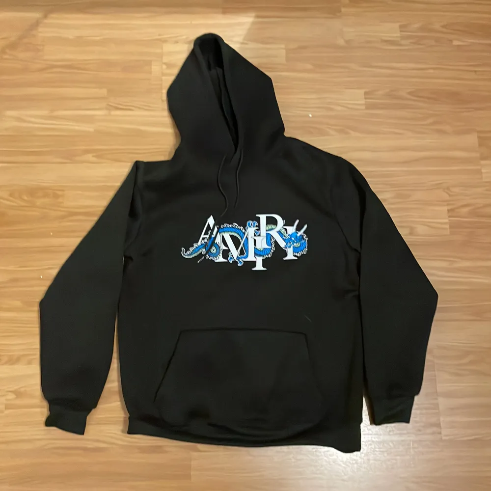 Tja! Säljer denna snygga AMIRI hoodien i strlk M då den inte riktigt är min stil. Väldigt skönt material och passar bra nu till vintern. Hör av er vid frågor😁👍. . Hoodies.