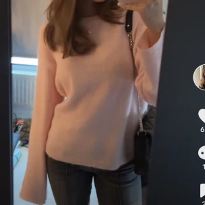 Stickad tröja - Superfin rosa stickad tröja som inte säljs längre. Bara använd och tvättad en gång!💗💗Säljer även en likadan i vit!!