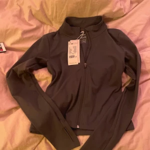 Träningsjacka - Helt ny träningsjacka med tajt passform. Har lappen kvar, nypris 349
