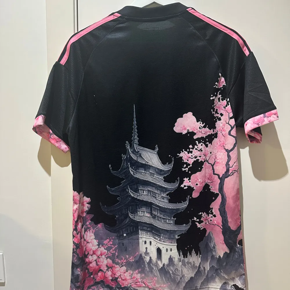 Säljer Japan landslags fotbollströja Storlek M. Sportswear.