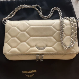 Zadig & Voltaire väska - < säljer min super snygga Zadig & Voltaire väska pågrund av att den inte kommer till användning längre 🩷 >