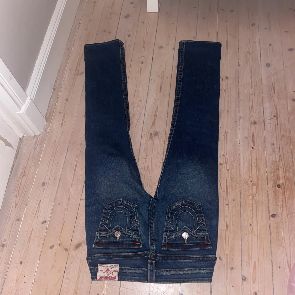 Made in USA storlek 27, mörkblå jeans. Passar mig i längd som 160cm💓 dock lite stora runt om, lite därför jag säljer + andvänder inte💓. Jeans & Byxor.