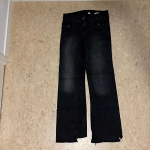 Svarta jeans med bootcut - Säljer ett par svarta jeans med bootcut. De har en klassisk design med fem fickor och en dragkedja fram. Perfekta för både vardag och fest!