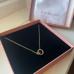 EDBLAD Halsband i guld - Edblad - Eternal Orbit Necklace i guld. Väldigt sparsamt använd så nyskick i princip.  Påse + ask ingår!  Nypris 449kr