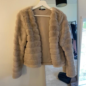 Päls jacka  - En oanvänd päls jacka från Gina Tricot