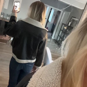 ”Skinnkappa” med fluff - en kappa typ fast som i skinn och med fluff på insidan, super skön och snygg. Bra skick och i storlek xs, passar även s🫶