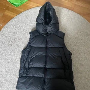 Väst - En bra väst! Dock är innerfickans kejda lös, men går att fixa.  OBS pris kan diskuteras eventuellt.