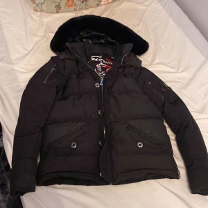 Moose knuckles 3q jacka - Det är en varm vinterjacka med bra kvalité jag säljer den då jag köpte den nyss och den var för liten för mig så jag säljer vidare här 