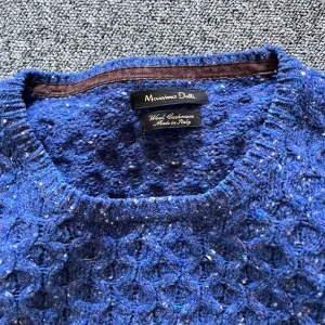 Blå stickad tröja från Massimo Dutti - Säljer en snygg blå stickad tröja från Massimo Dutti. Den är gjord i en mjuk ull- och kashmirblandning, perfekt för kyliga dagar. Tröjan har ett fint mönster och långa ärmar. Passar både till vardags och lite finare tillfällen.