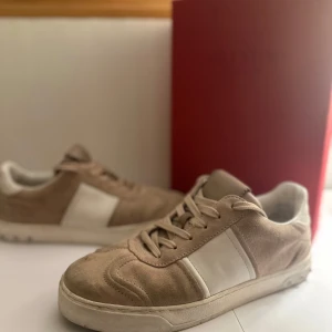 Valentino flycrews - Säljer nu dessa feta skor för bara 2199kr |  skorna är i fint skick och sparsamt använda |  storlek 40-40,5💯 Hör av er vid fler frågor! 