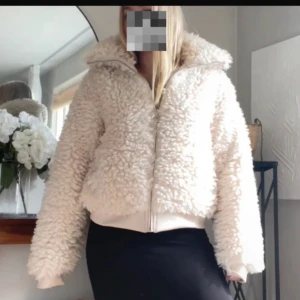 Teddy jacka - Säljer denna jacka med noll defekter  pga att jag har för många jackor . Storleken är mellan s och m