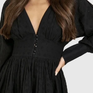 Klänning i storlek S, med små blommor - Fin klänning som aldrig kommit till användning, skriv för mer bilder🌸