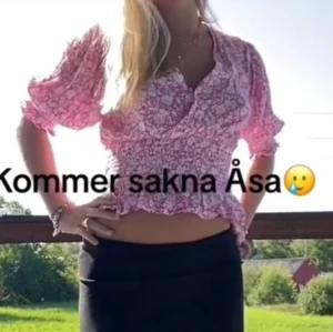 Blus/topp - Sååå söt rosa blommig blus/topp💕💕💕 Sitter så snyggt på och är jätteskönt material 