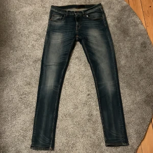 Tiger 33/34 - Säljer nu mina sjukt snygga tiger of Sweden jeans i storleken W33 L34. Är i nyskick. Bara att skriva vid minsta fundering! Pris kan diskuteras vid snabb affär!