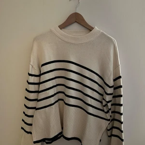 Stickad tröja strl. S - Stickad tröja från Gina Tricot i strl. S passar även M. Använd fåtal gånger i mycket bra skick. Köparen står för frakten. 