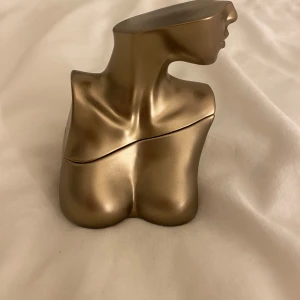 Billie eilish parfym - 50 ml flaska . Använd, finns hälften kvar  Billie eilish parfym   Passar både dag och kväll • En doft för alla Topp: Sockrade blomblad, mandarin och röda bär Hjärta: Vanilj, kryddor och kakao Bas: Mysk, tonkaböna och trä