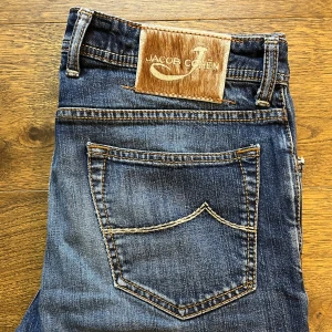 Jacob Cohen jeans - Säljer dessa Jacob Cohën jeans i storlek 34 men passar 32-33. Jeansen är i väldigt bra skick. Modellen på jeansen är 622. Skriv till mig om du har några frågor.