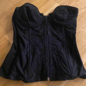 Svart söt korsett - Säljer min svarta korsett. Inga defekter, pris går att diskutera! Skick som ny.