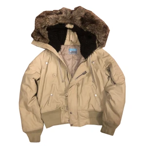 Vinterjacka! - Skit cool vinterjacka!  Knappt använd, delad luva. Beige/ kaki färg!! Obs: saknar två knappar (se bild)💥