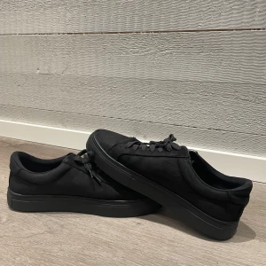 Vagabond paul 2.0 hel svart - Säljer nu mina knappt använda vagabond skor pågrund av att dom inte används något. Strl 41 Fråga gärna om ni undrar över något!! Mvh Elias 