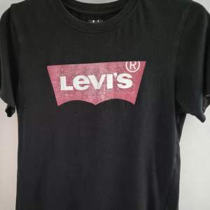 Snygg t shirt från Levis med logga framtill på bröst! Köpt på kids brandstore  Storlek 158/164 ca 14 år Fint använt skick! Djur och rökfritt hem