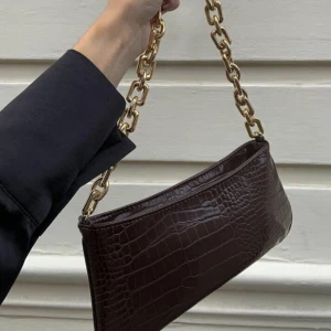 Trendig brun väska från Zara  - En fin brun väska från zara 🤎🤎 Väldigt bra skick då jag inte använt den så många gånger. 