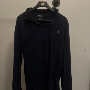 Ralph lauren zip  - Sjukt snygg Ralph lauren zip, knappt andvänt. Storlek är 14 men passar Xxs. 