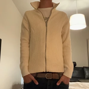 Stickad tröja  - Säljer en Stickad tröja från Brothers märkert är ifrån East west skick 9/10 nypris 999 mitt pris 450 men priset kan såklart diskuteras vid snabb affär!🤝