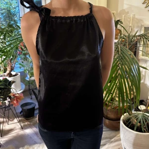 Svart topp - Svin snygg topp, kommer tyvärr inte till användning❤️