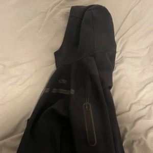 Nike tech kofta M - Bra skick, nästan oanvänd.