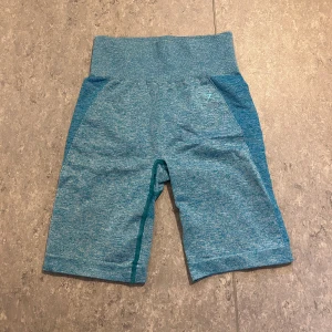 Gymshark shorts - Träningsshorts från gymshark. Lite slitna i sömmen som ni kan se på bild 3, men annars bra skick