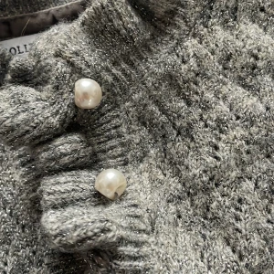 Glittrig stickad tröja  - Fin glittrig stickad tröja men fin krage och knappar på. Mycket bra skick. Storlek xs. Pris går att diskutera 