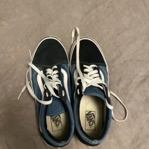 Vans - Säljer dessa otroligt snygga och trendiga Vans skor som har mycket kvar att ge, säljer då jag har andra skor att använda nu och ej i behov av dessa så tänker att någon annan kan få skina i dom. Dom är otroligt snygga och stylea allt med.