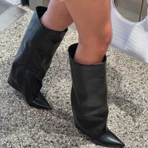 Stövlar - Sjukt snygga stövlar, perfekta till fest! Stolek 40 men skulle säga att de passar en 38/39 bättre. Köpta på Nelly för 1099kr men dom är slutsålda där. Säljer då jag inte använder dom längre. Finns även fler bilder💕mycket bra skick, endast använda 2gg